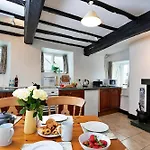 Finest Retreats - Town Head In Nyaraló